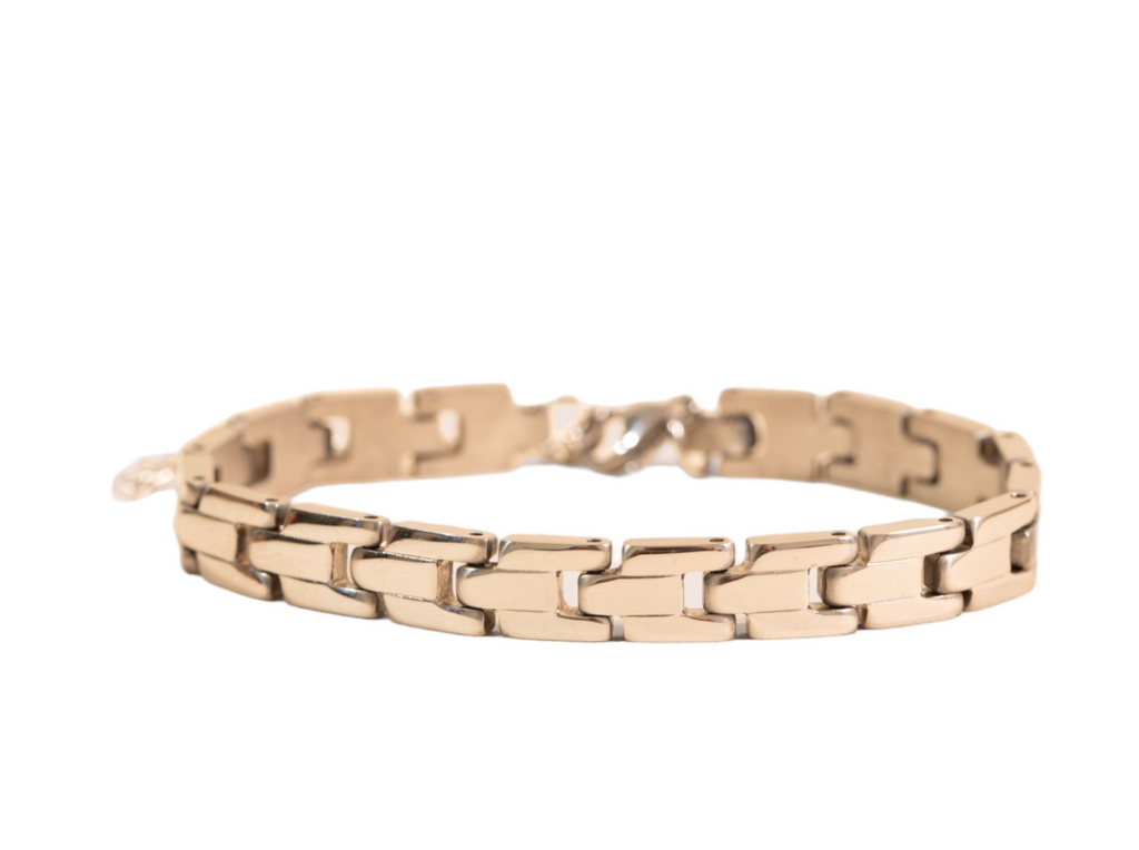 Elegant silver moda bracelet featuring a modern design with sleek lines and a polished finish, perfect for adding a touch of sophistication to any outfit.